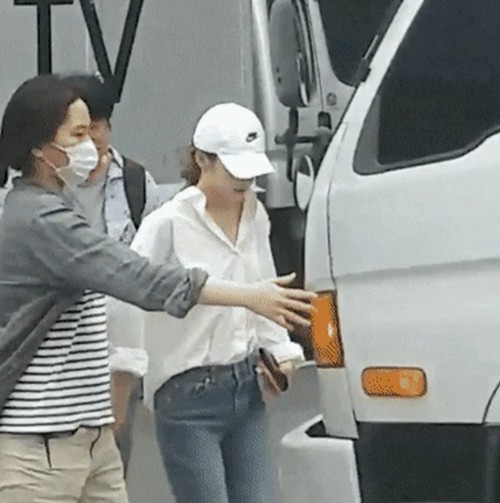 Th&oacute;t tim cảnh nữ thần Red Velvet mải n&eacute; paparazzi đến độ đập đầu v&agrave;o gương chiếu hậu v&agrave; đ&acirc;y l&agrave; phản ứng sau đ&oacute; - Ảnh 1.