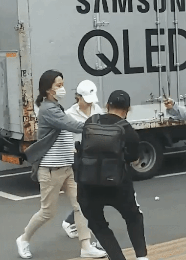 Th&oacute;t tim cảnh nữ thần Red Velvet mải n&eacute; paparazzi đến độ đập đầu v&agrave;o gương chiếu hậu v&agrave; đ&acirc;y l&agrave; phản ứng sau đ&oacute; - Ảnh 2.