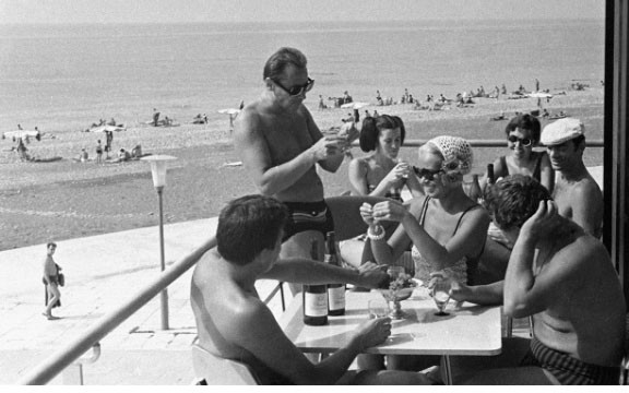 Kh&aacute;m ph&aacute; hoạt động giải tr&iacute; của người d&acirc;n Li&ecirc;n X&ocirc; trong m&ugrave;a h&egrave; - Ảnh 2.