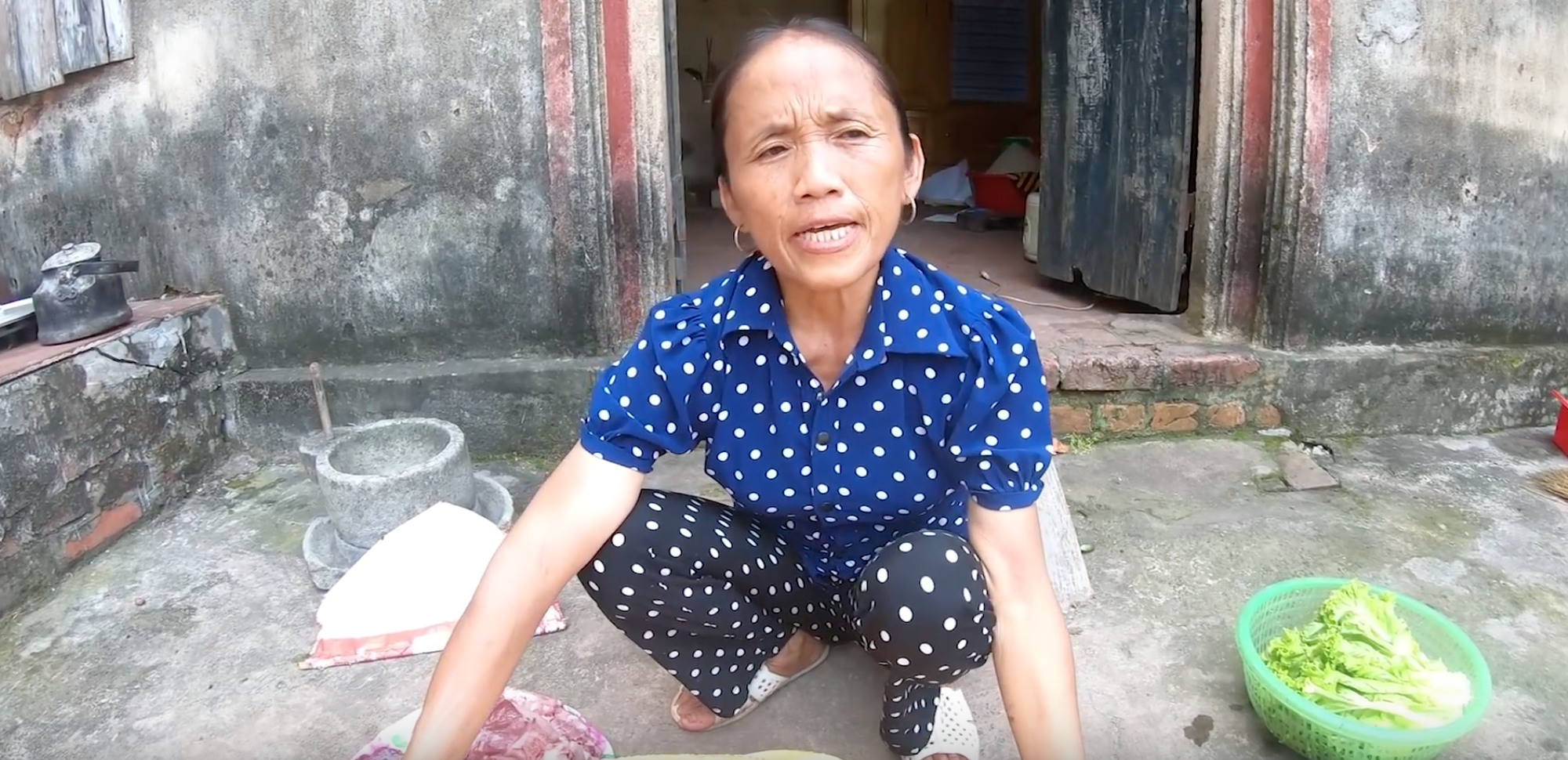 Bà Tân Vlog làm chiếc bánh hăm-bơ-gơ siêu to khổng lồ, vẫn không quên chúc các cháu học sinh thi Đại Học tốt - Ảnh 3. Bà Tân Vlog làm chiếc bánh hăm-bơ-gơ siêu to khổng lồ, vẫn không quên chúc các cháu học sinh thi Đại Học tốt - Ảnh 3.