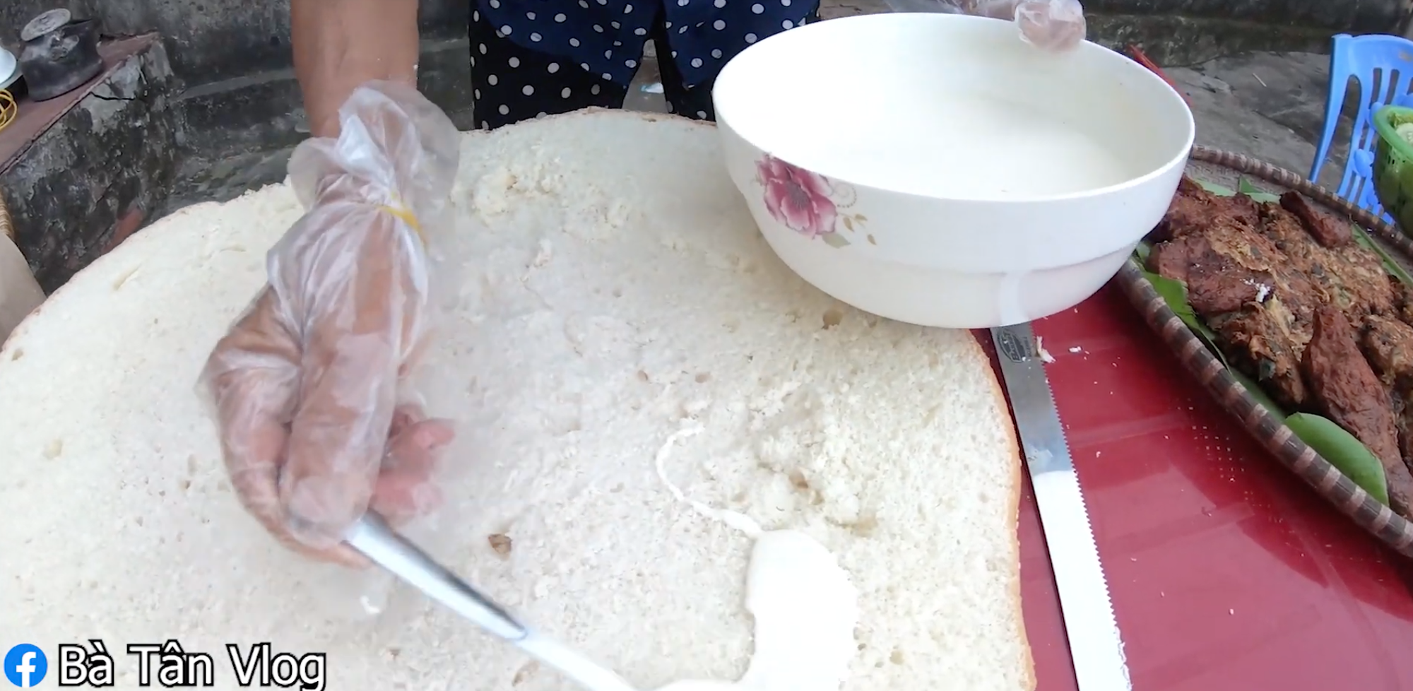 Bà Tân Vlog làm chiếc bánh hăm-bơ-gơ siêu to khổng lồ, vẫn không quên chúc các cháu học sinh thi Đại Học tốt - Ảnh 6. Bà Tân Vlog làm chiếc bánh hăm-bơ-gơ siêu to khổng lồ, vẫn không quên chúc các cháu học sinh thi Đại Học tốt - Ảnh 6.