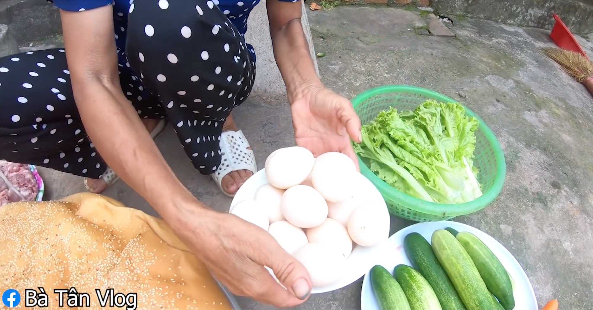 Bà Tân Vlog làm chiếc bánh hăm-bơ-gơ siêu to khổng lồ, vẫn không quên chúc các cháu học sinh thi Đại Học tốt - Ảnh 2. Bà Tân Vlog làm chiếc bánh hăm-bơ-gơ siêu to khổng lồ, vẫn không quên chúc các cháu học sinh thi Đại Học tốt - Ảnh 2.