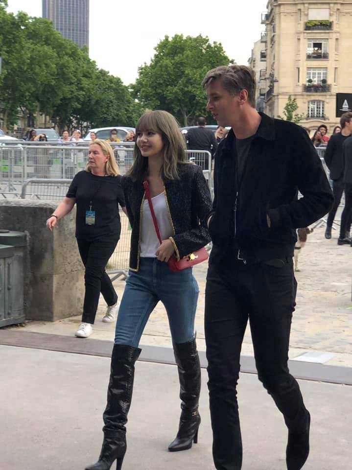 Lisa (BLACKPINK) chứng minh nhan sắc thách thức mọi camera dù chỉ ăn vận đơn giản, make-up sương sương dự sự kiện quốc tế - Ảnh 6. Lisa (BLACKPINK) chứng minh nhan sắc thách thức mọi camera dù chỉ ăn vận đơn giản, make-up sương sương dự sự kiện quốc tế - Ảnh 6.