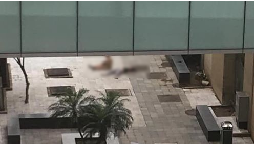 Hà Nội: Một bệnh nhân bất ngờ nhảy lầu tự tử tại Bệnh viện Bạch Mai - Ảnh 1.