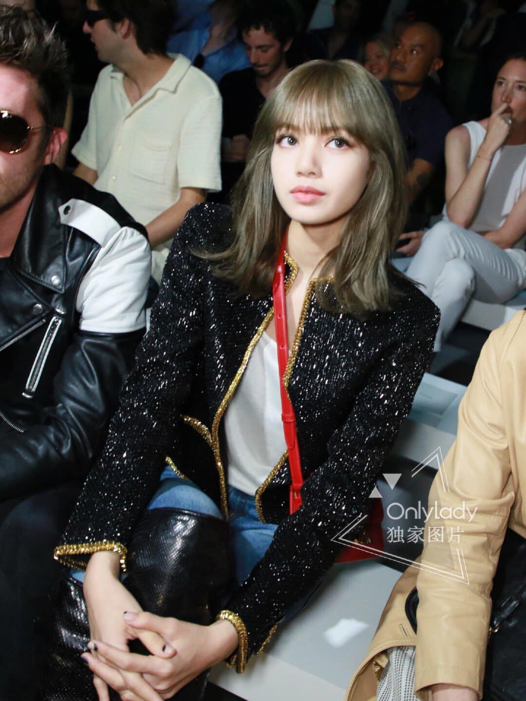 Lisa (BLACKPINK) chứng minh nhan sắc thách thức mọi camera dù chỉ ăn vận đơn giản, make-up sương sương dự sự kiện quốc tế - Ảnh 8. Lisa (BLACKPINK) chứng minh nhan sắc thách thức mọi camera dù chỉ ăn vận đơn giản, make-up sương sương dự sự kiện quốc tế - Ảnh 8.