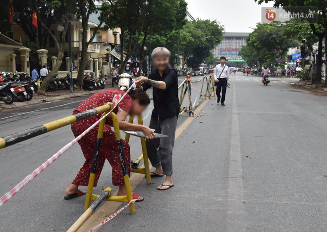 Đường Trần Hưng Đạo bị rào chắn để thi công nhà ga, dân văn phòng chui dây tìm lối thoát - Ảnh 12.