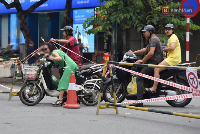 Đường Trần Hưng Đạo bị rào chắn để thi công nhà ga, dân văn phòng chui dây tìm lối thoát - Ảnh 6.