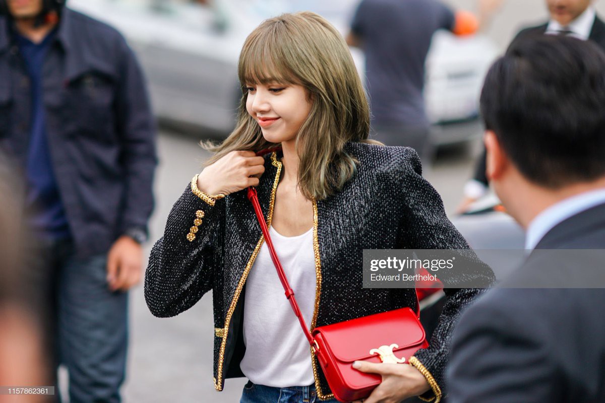 Muốn ná thở với bộ ảnh đẹp của Lisa tại sự kiện Paris: Lướt qua ống kính là thành bìa tạp chí, đôi chân mới khó tin - Ảnh 1. Muốn ná thở với bộ ảnh đẹp của Lisa tại sự kiện Paris: Lướt qua ống kính là thành bìa tạp chí, đôi chân mới khó tin - Ảnh 1.