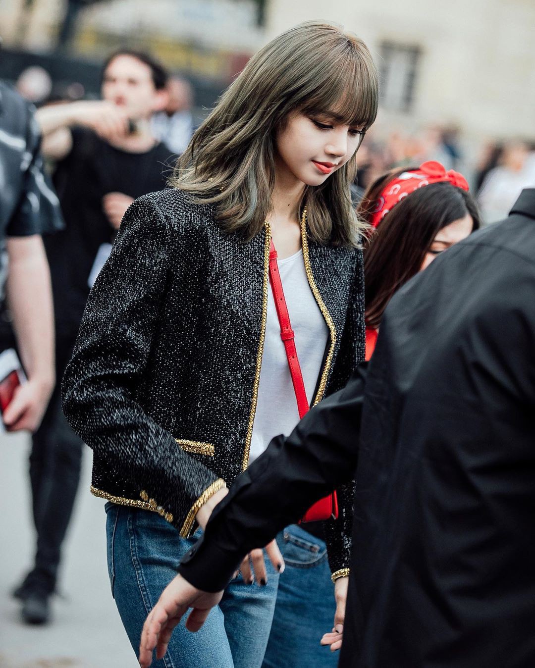 Muốn ná thở với bộ ảnh đẹp của Lisa tại sự kiện Paris: Lướt qua ống kính là thành bìa tạp chí, đôi chân mới khó tin - Ảnh 5. Muốn ná thở với bộ ảnh đẹp của Lisa tại sự kiện Paris: Lướt qua ống kính là thành bìa tạp chí, đôi chân mới khó tin - Ảnh 5.