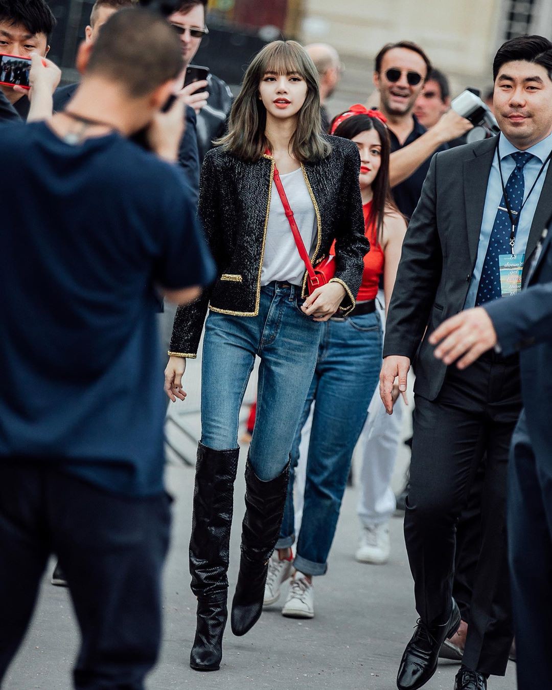 Muốn ná thở với bộ ảnh đẹp của Lisa tại sự kiện Paris: Lướt qua ống kính là thành bìa tạp chí, đôi chân mới khó tin - Ảnh 9. Muốn ná thở với bộ ảnh đẹp của Lisa tại sự kiện Paris: Lướt qua ống kính là thành bìa tạp chí, đôi chân mới khó tin - Ảnh 9.
