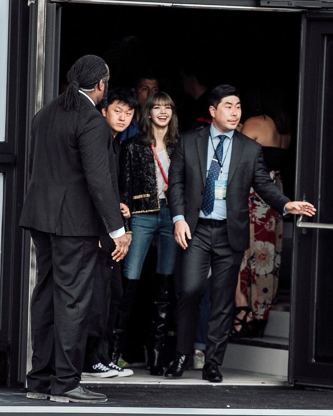 Muốn ná thở với bộ ảnh đẹp của Lisa tại sự kiện Paris: Lướt qua ống kính là thành bìa tạp chí, đôi chân mới khó tin - Ảnh 8. Muốn ná thở với bộ ảnh đẹp của Lisa tại sự kiện Paris: Lướt qua ống kính là thành bìa tạp chí, đôi chân mới khó tin - Ảnh 8.