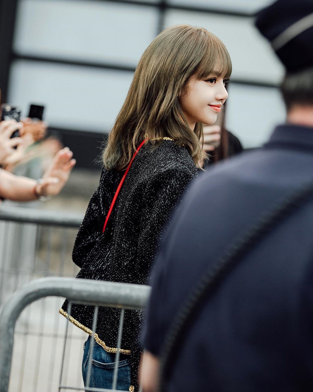 Muốn ná thở với bộ ảnh đẹp của Lisa tại sự kiện Paris: Lướt qua ống kính là thành bìa tạp chí, đôi chân mới khó tin - Ảnh 12. Muốn ná thở với bộ ảnh đẹp của Lisa tại sự kiện Paris: Lướt qua ống kính là thành bìa tạp chí, đôi chân mới khó tin - Ảnh 12.