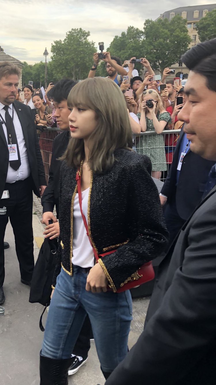 Lisa (BLACKPINK) chứng minh nhan sắc thách thức mọi camera dù chỉ ăn vận đơn giản, make-up sương sương dự sự kiện quốc tế - Ảnh 5. Lisa (BLACKPINK) chứng minh nhan sắc thách thức mọi camera dù chỉ ăn vận đơn giản, make-up sương sương dự sự kiện quốc tế - Ảnh 5.