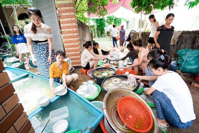 Ăn cưới xong, xắn tay cùng cô dâu rửa cả chục mâm bát: Hội chị em đang gây xôn xao khắp MXH - Ảnh 1.