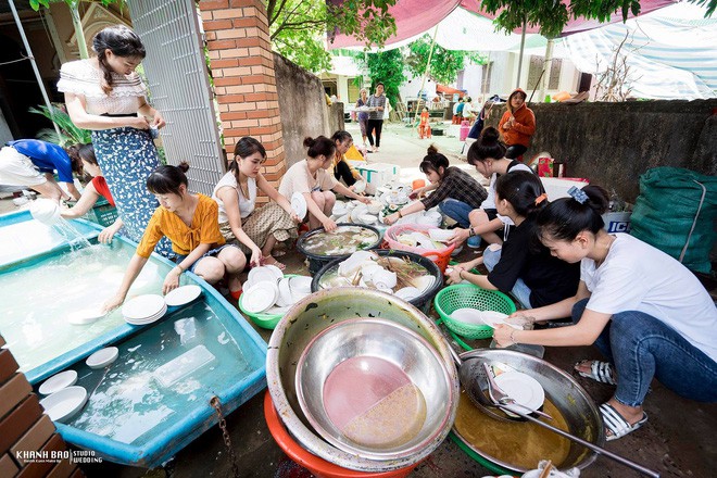 Ăn cưới xong, xắn tay cùng cô dâu rửa cả chục mâm bát: Hội chị em đang gây xôn xao khắp MXH - Ảnh 2.