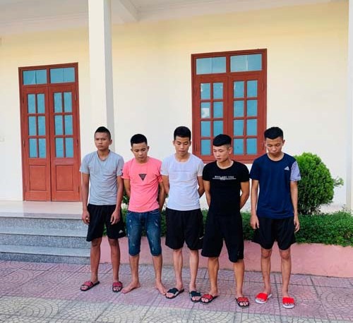 Chủ qu&aacute;n cơm chỉ đạo đ&agrave;n em n&eacute;m vỡ k&iacute;nh xe kh&aacute;ch - Ảnh 1.