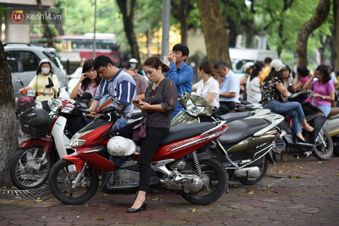 Gần 900.000 thí sinh làm thủ tục dự thi THPT quốc gia 2019: Dàn nữ sinh lớp 12 chiếm spotlight vì quá xinh xắn - Ảnh 11.