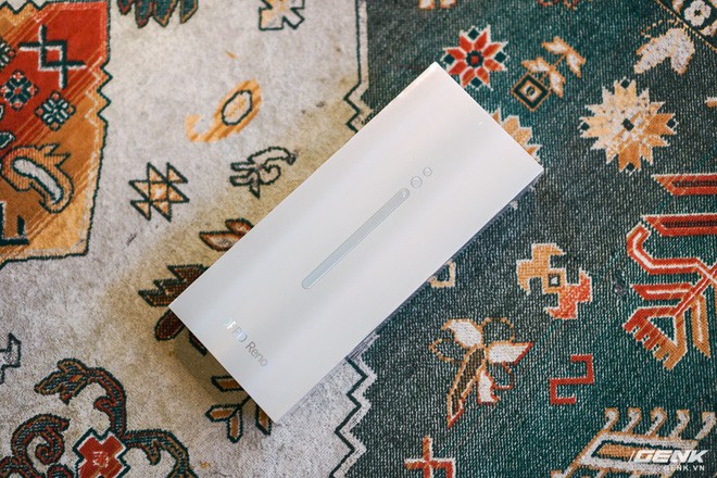 Tr&ecirc;n tay c&aacute; mập m&agrave;u hường Oppo Reno: Hướng tới người d&ugrave;ng nữ, gi&aacute; kh&ocirc;ng đổi 12,99 triệu đồng - Ảnh 1.