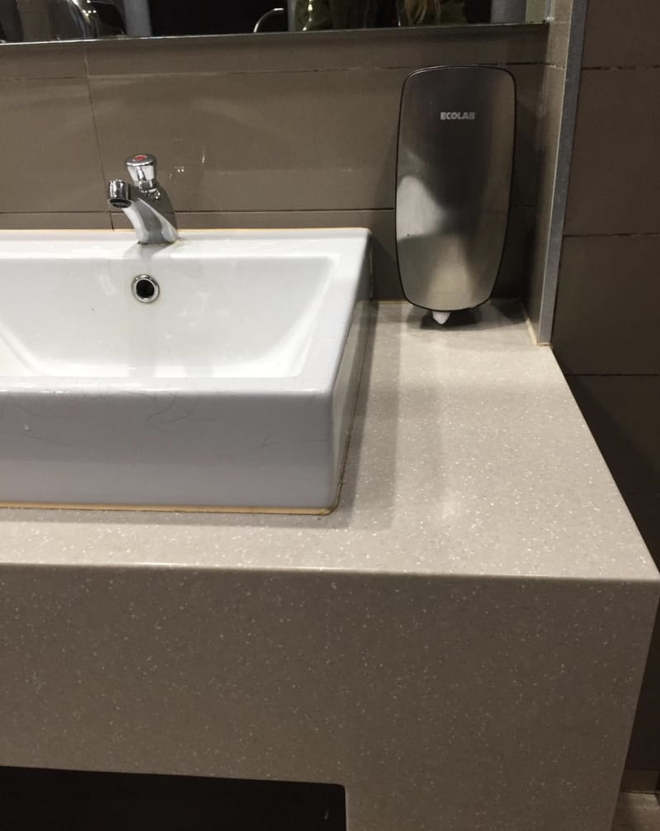Thiết kế siêu thảm họa của các WC này khiến bạn tự nhủ thà nhịn còn hơn - Ảnh 5.
