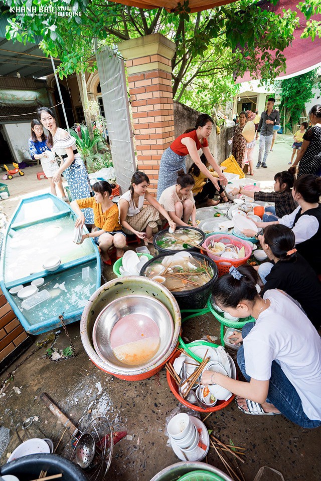 Ăn cưới xong, xắn tay cùng cô dâu rửa cả chục mâm bát: Hội chị em đang gây xôn xao khắp MXH - Ảnh 3.