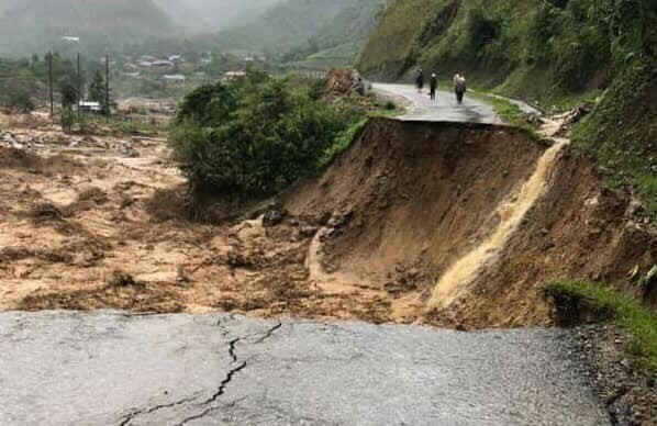 Lũ lớn vặn nghiêng cầu treo qua suối ở Sa Pa, gây sạt lở đường nghiêm trọng ở Lai Châu - Ảnh 3.