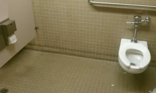 Thiết kế siêu thảm họa của các WC này khiến bạn tự nhủ thà nhịn còn hơn - Ảnh 9.