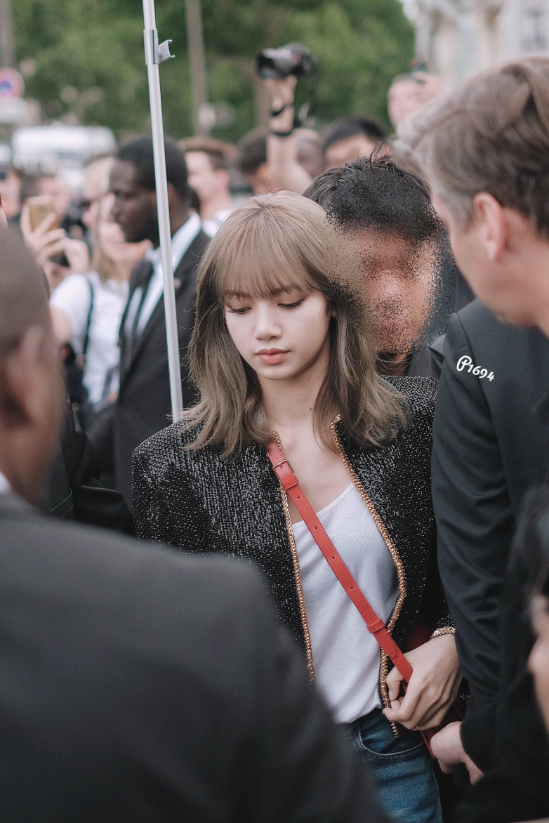 Lisa (BLACKPINK) chứng minh nhan sắc thách thức mọi camera dù chỉ ăn vận đơn giản, make-up sương sương dự sự kiện quốc tế - Ảnh 2. Lisa (BLACKPINK) chứng minh nhan sắc thách thức mọi camera dù chỉ ăn vận đơn giản, make-up sương sương dự sự kiện quốc tế - Ảnh 2.
