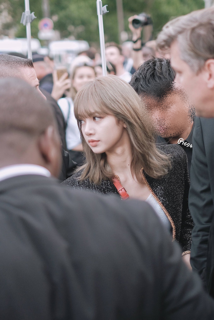 Lisa (BLACKPINK) chứng minh nhan sắc thách thức mọi camera dù chỉ ăn vận đơn giản, make-up sương sương dự sự kiện quốc tế - Ảnh 3. Lisa (BLACKPINK) chứng minh nhan sắc thách thức mọi camera dù chỉ ăn vận đơn giản, make-up sương sương dự sự kiện quốc tế - Ảnh 3.