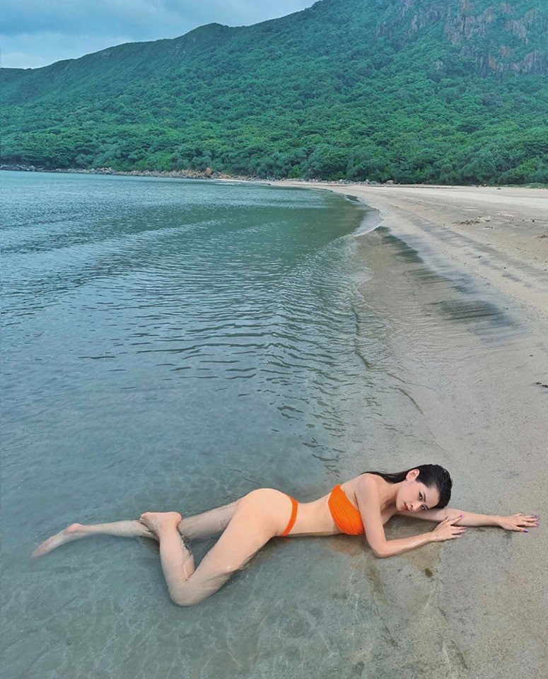 Sao nữ Vbiz và cuộc chiến khoe body mùa hè: Từ Hoa hậu đến ca sĩ ai cũng cực bốc lửa, có người còn thả rông vòng 1 táo bạo! - Ảnh 9. Sao nữ Vbiz và cuộc chiến khoe body mùa hè: Từ Hoa hậu đến ca sĩ ai cũng cực bốc lửa, có người còn thả rông vòng 1 táo bạo! - Ảnh 9.