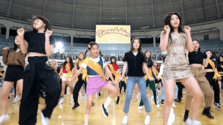 Red Velvet tung video vũ đạo siêu đông khổng lồ: Fan đội ơn stylist, bất ngờ khi thánh cover Hàn xuất hiện - Ảnh 3.