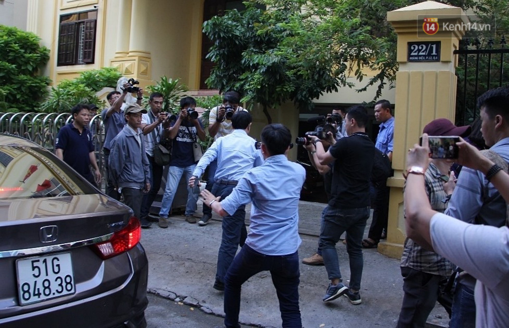 Ông Nguyễn Hữu Linh vội vàng chạy vào nhà vệ sinh để né tránh phóng viên trong ngày hầu tòa - Ảnh 1.