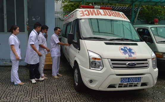 Xe cấp cứu đưa nữ sinh S&agrave;i G&ograve;n vừa mổ ruột thừa đến điểm thi THPT - Ảnh 1.