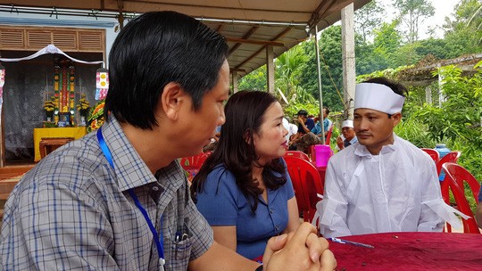 Nam sinh n&eacute;n nỗi đau mất cha tham dự kỳ thi THPT Quốc gia 2019 - Ảnh 2.