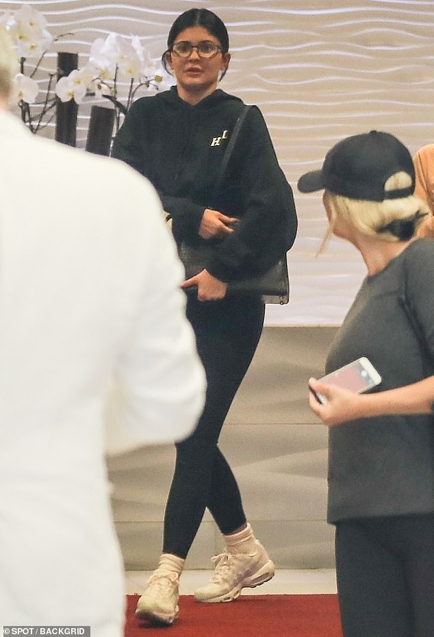 Kylie Jenner g&acirc;y cho&aacute;ng khi để mặt mộc 100% v&agrave; đeo k&iacute;nh cận, nhưng đ&ocirc;i m&ocirc;i tều mới g&acirc;y ch&uacute; &yacute; v&igrave; bỗng &ldquo;bốc hơi&rdquo; - Ảnh 1.