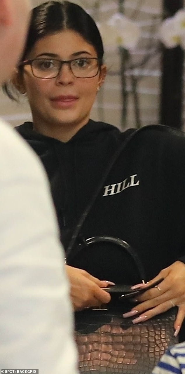 Kylie Jenner gây choáng khi để mặt mộc 100% và đeo kính cận, nhưng đôi môi tều mới gây chú ý vì bỗng “bốc hơi” - Ảnh 2.