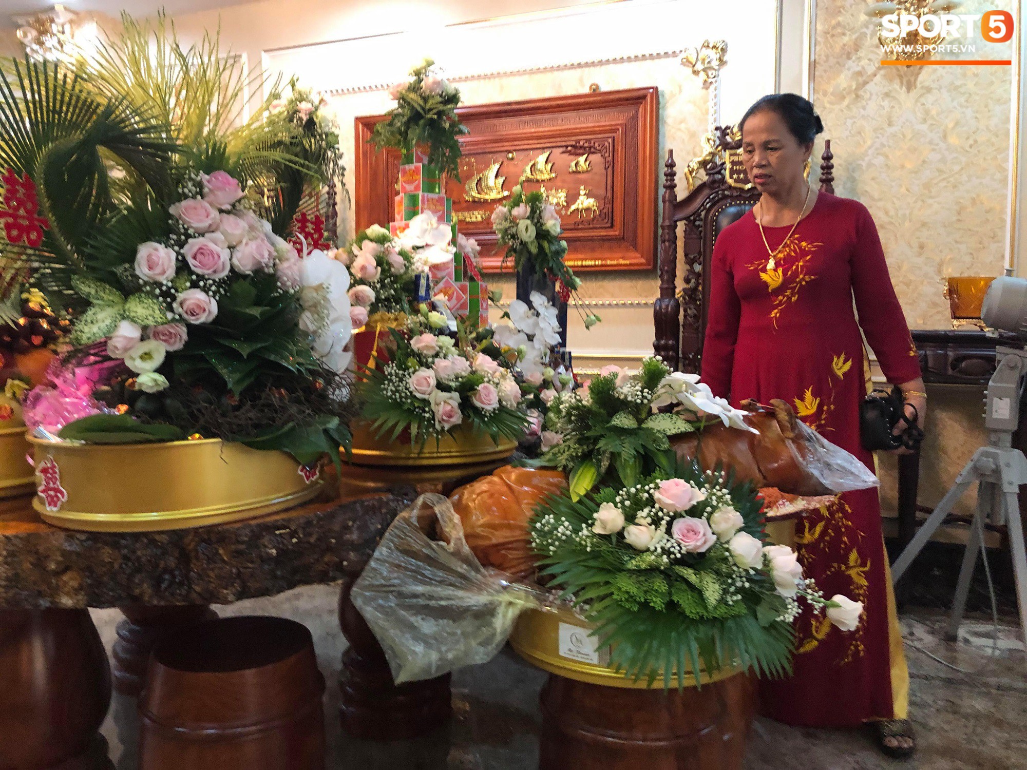 Äám há»i hoà nh tráng cá»§a trung vá» Bùi Tiến DÅ©ng: Chú rá» nắm tay mẹ tiến và o há»i trưá»ng - Ảnh 3.