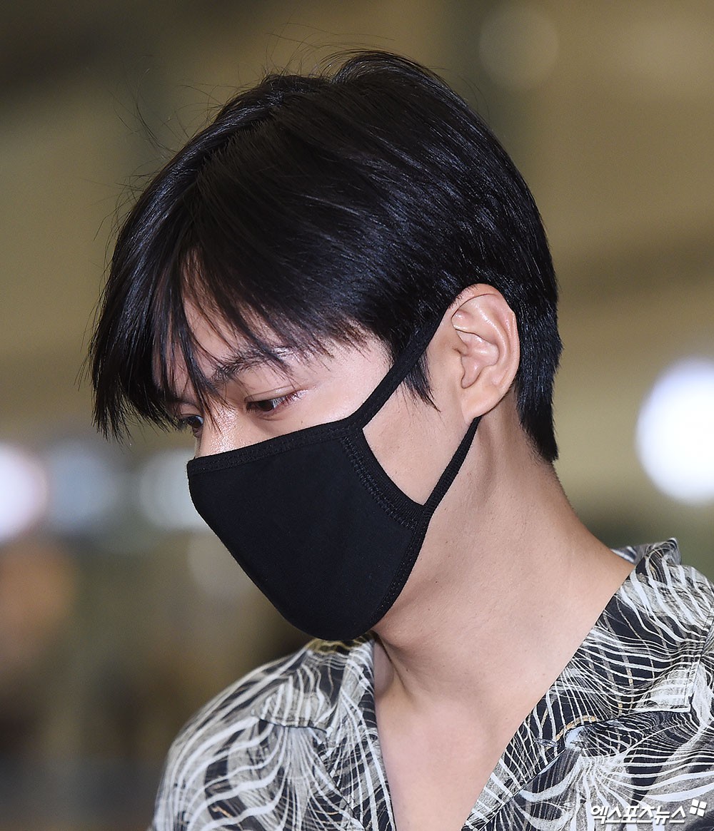 Dàn sao Hàn đổ bộ sân bay sau sự kiện ở Paris: Lisa đẳng cấp khoe eo siêu nhỏ, Lee Min Ho gây choáng với mặt mộc - Ảnh 10. Dàn sao Hàn đổ bộ sân bay sau sự kiện ở Paris: Lisa đẳng cấp khoe eo siêu nhỏ, Lee Min Ho gây choáng với mặt mộc - Ảnh 10.
