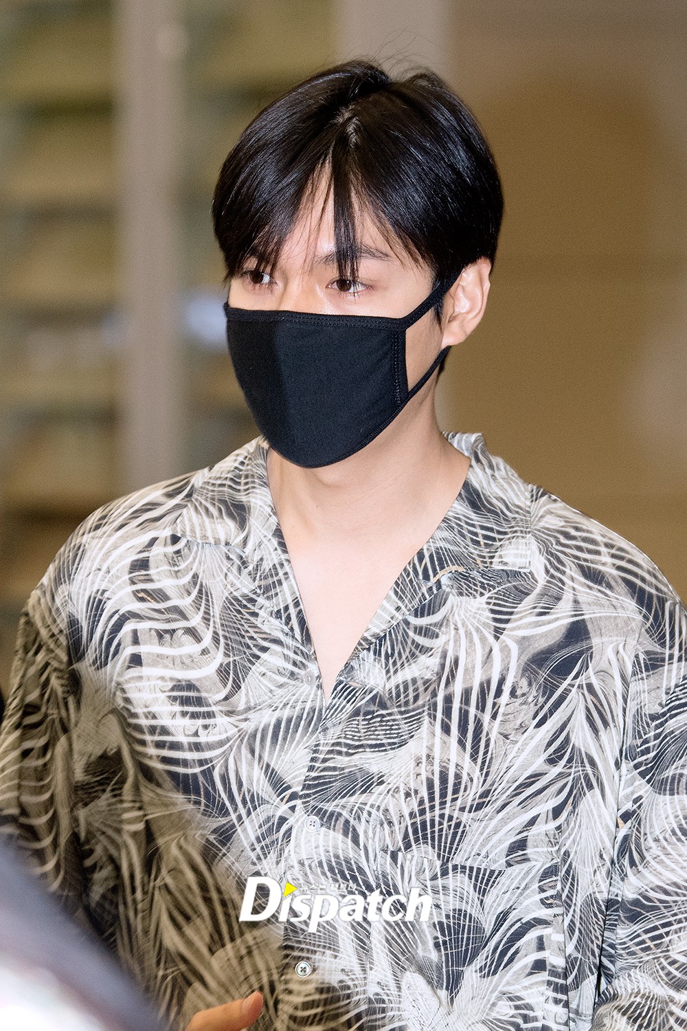 Dàn sao Hàn đổ bộ sân bay sau sự kiện ở Paris: Lisa đẳng cấp khoe eo siêu nhỏ, Lee Min Ho gây choáng với mặt mộc - Ảnh 9. Dàn sao Hàn đổ bộ sân bay sau sự kiện ở Paris: Lisa đẳng cấp khoe eo siêu nhỏ, Lee Min Ho gây choáng với mặt mộc - Ảnh 9.