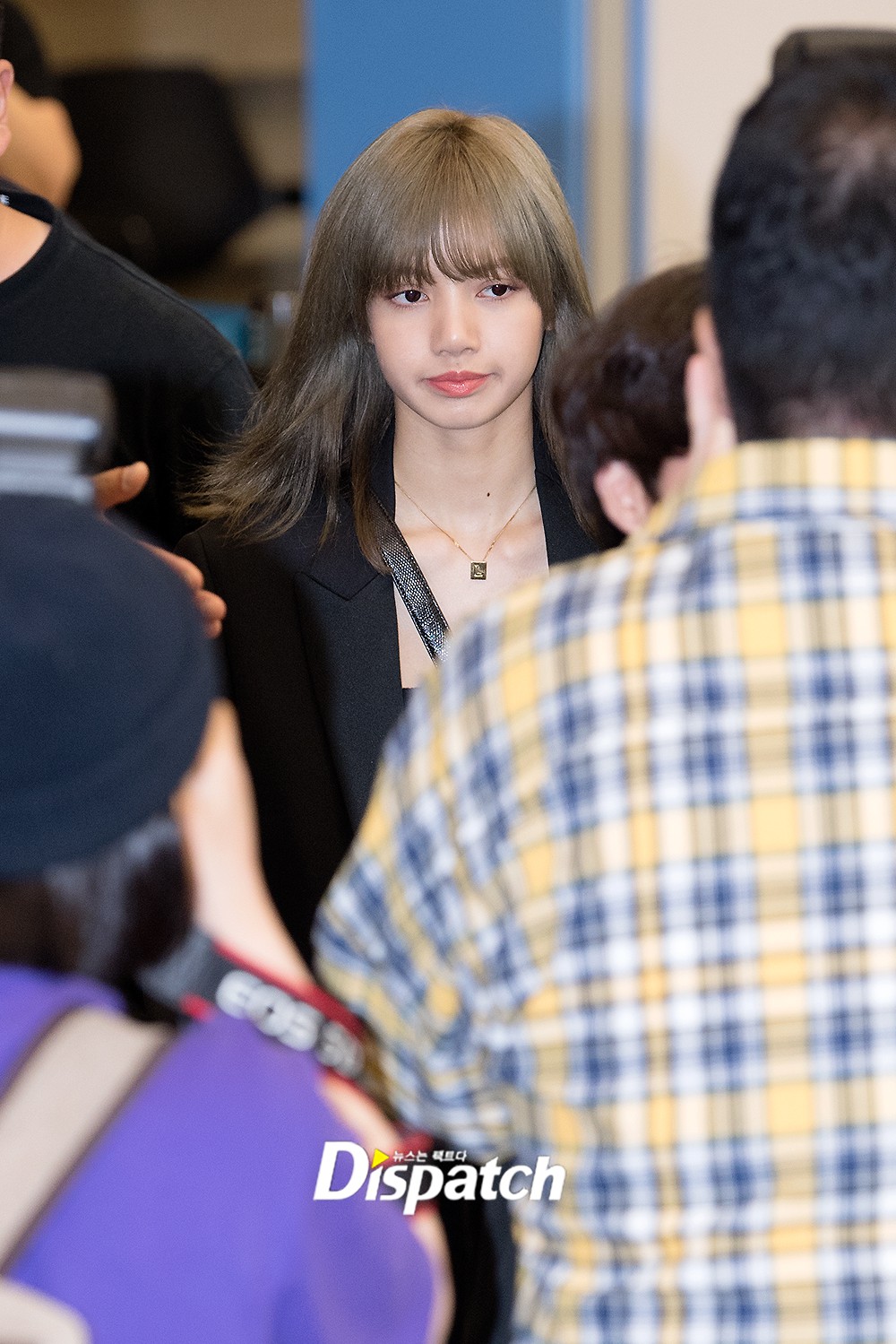 Dàn sao Hàn đổ bộ sân bay sau sự kiện ở Paris: Lisa đẳng cấp khoe eo siêu nhỏ, Lee Min Ho gây choáng với mặt mộc - Ảnh 6. Dàn sao Hàn đổ bộ sân bay sau sự kiện ở Paris: Lisa đẳng cấp khoe eo siêu nhỏ, Lee Min Ho gây choáng với mặt mộc - Ảnh 6.