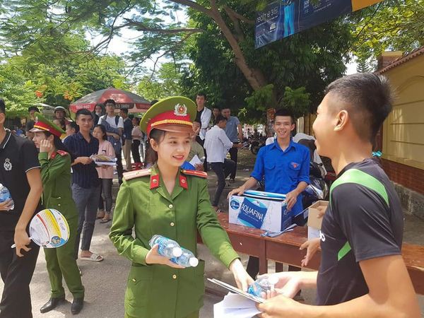 Nữ chiến sĩ công an tiếp sức mùa thi “đốn ngã” thí sinh bằng nét đẹp rạng ngời - Ảnh 1.