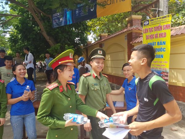 Nữ chiến sĩ công an tiếp sức mùa thi “đốn ngã” thí sinh bằng nét đẹp rạng ngời - Ảnh 2.