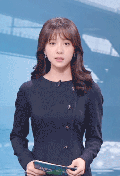 Chi&ecirc;m ngưỡng nhan sắc của Kim Min-Ah: Từ thảm họa MC v&ocirc; duy&ecirc;n vụt s&aacute;ng th&agrave;nh nữ thần sắc đẹp của LCK - Ảnh 2.