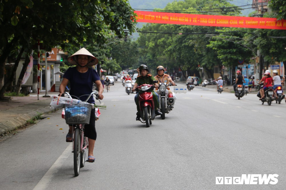 Ảnh: Cảnh sát Hà Giang dùng xe chuyên dụng hú còi hộ tống thí sinh ngủ muộn đến điểm thi - Ảnh 1. Ảnh: Cảnh sát Hà Giang dùng xe chuyên dụng hú còi hộ tống thí sinh ngủ muộn đến điểm thi - Ảnh 1.
