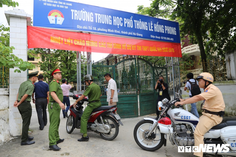 Ảnh: Cảnh sát Hà Giang dùng xe chuyên dụng hú còi hộ tống thí sinh ngủ muộn đến điểm thi - Ảnh 6. Ảnh: Cảnh sát Hà Giang dùng xe chuyên dụng hú còi hộ tống thí sinh ngủ muộn đến điểm thi - Ảnh 6.