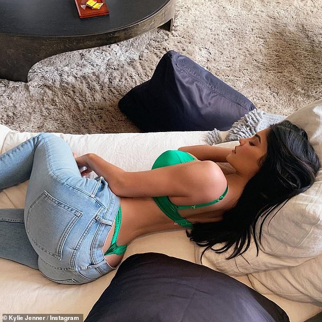 Làm màu số 2 không ai số 1 đích thị Kylie Jenner: Ngủ cũng phải tạo dáng khoe vòng 3, mặt vẫn trang điểm dày cộp - Ảnh 1.