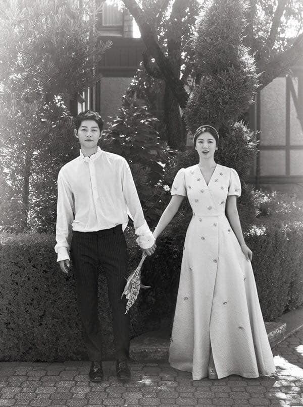 Giữa lúc cả châu Á chấn động vì tin ly hôn của Song Joong Ki và Song Hye Kyo, đây lại là bức ảnh đang được chia sẻ với tốc độ chóng mặt! - Ảnh 1.