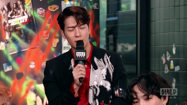 Jackson (GOT7) đang trả lời phỏng vấn th&igrave; bị một nam thần... kinh chiếm hết spotlight! - Ảnh 2.