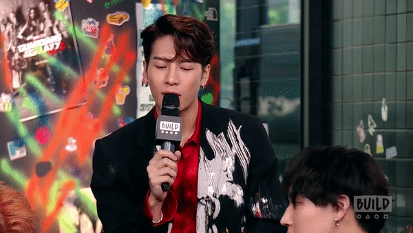 Jackson (GOT7) đang trả lời phỏng vấn th&igrave; bị một nam thần... kinh chiếm hết spotlight! - Ảnh 3.