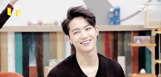 Jackson (GOT7) đang trả lời phỏng vấn th&igrave; bị một nam thần... kinh chiếm hết spotlight! - Ảnh 16.