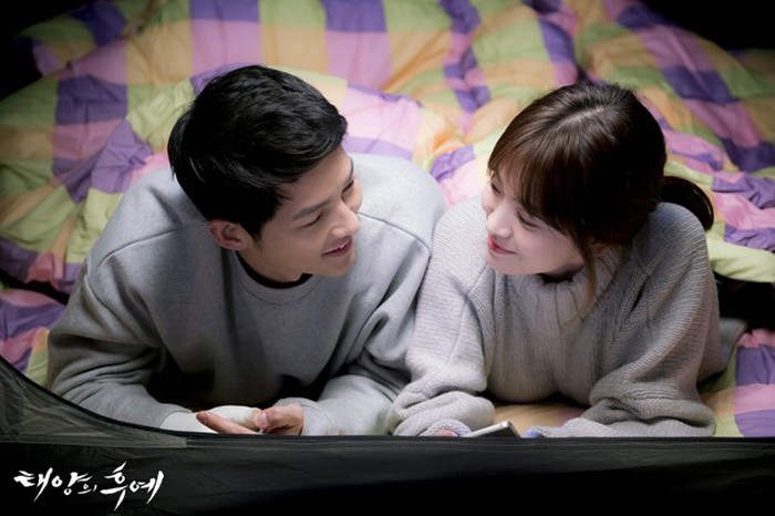 Từng sống chết có nhau trong “Hậu Duệ Mặt Trời”, nay Song Hye Kyo - Song Joong Ki đã thành “người dưng ngược lối” - Ảnh 1. Từng sống chết có nhau trong “Hậu Duệ Mặt Trời”, nay Song Hye Kyo - Song Joong Ki đã thành “người dưng ngược lối” - Ảnh 1.